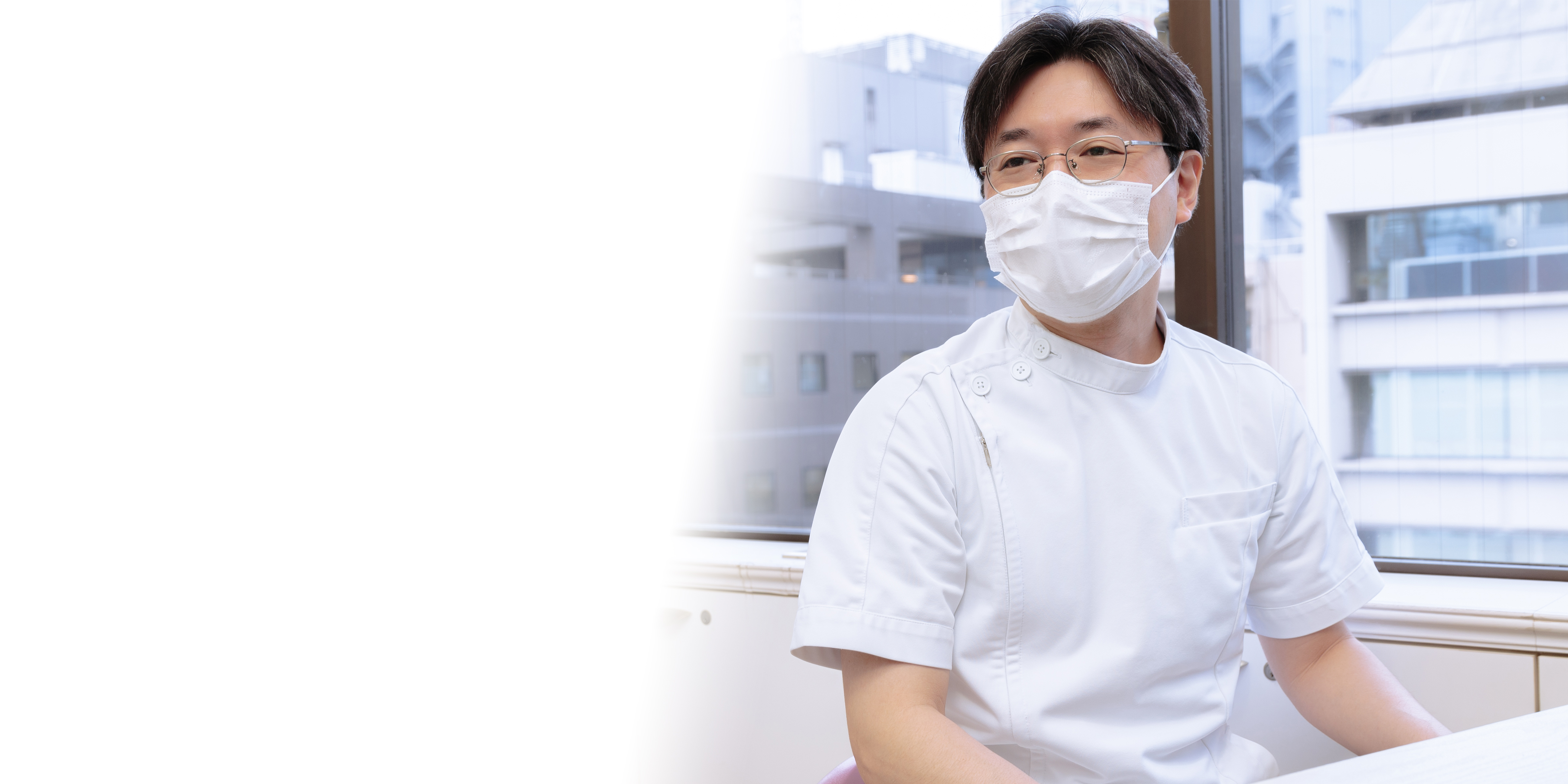 クリニックの受付で患者に寄り添う医師